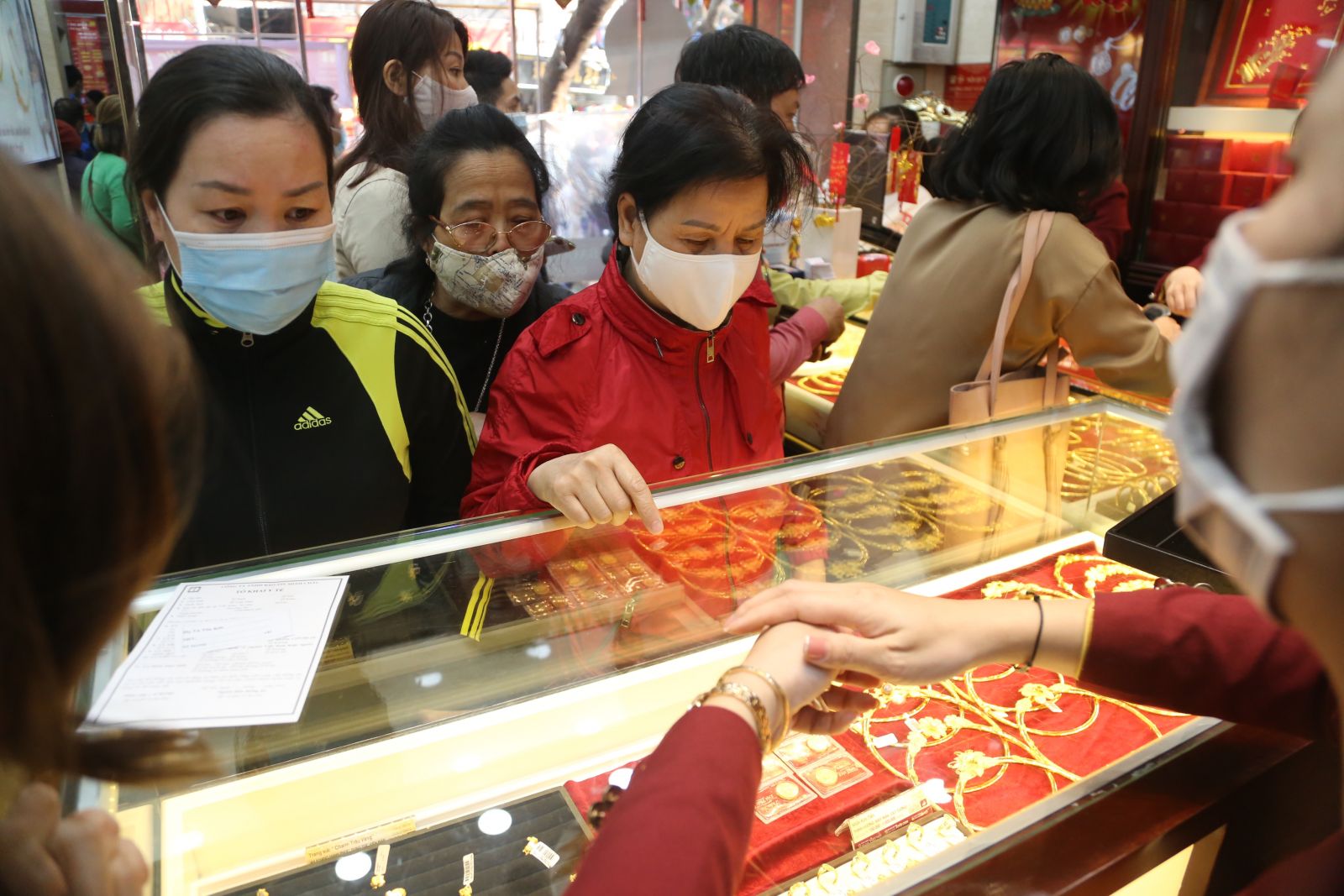 Hà Nội: Người người đeo khẩu trang đi mua vàng lấy may ngày Vía Thần Tài